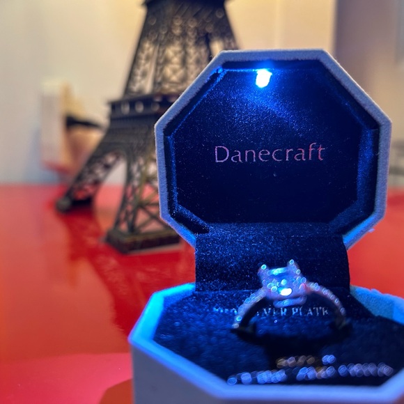 Zirconia Ring, Fine Silver Plate, Danecraft, Jewerly Box with LED light! Size 8. - Picture 6 of 8